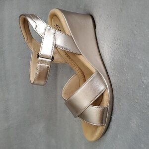🆕️ CLARKS Collection Tulip Gem Metallic Leather Gold Wedge Sandals SIZE: 7M